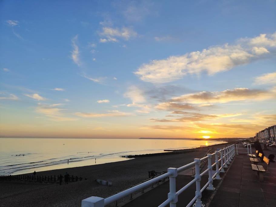 Stunning Seafront Flat,St Leonards Apartman Kültér fotó